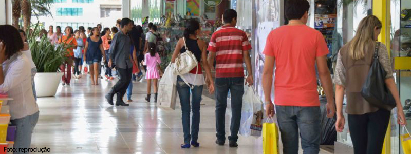 pessoas comprando